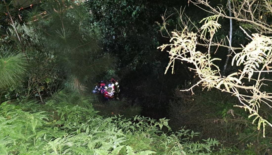 Caminhoneiro tenta atravessar ponte interditada e cai de altura de sete metros em Siderópolis