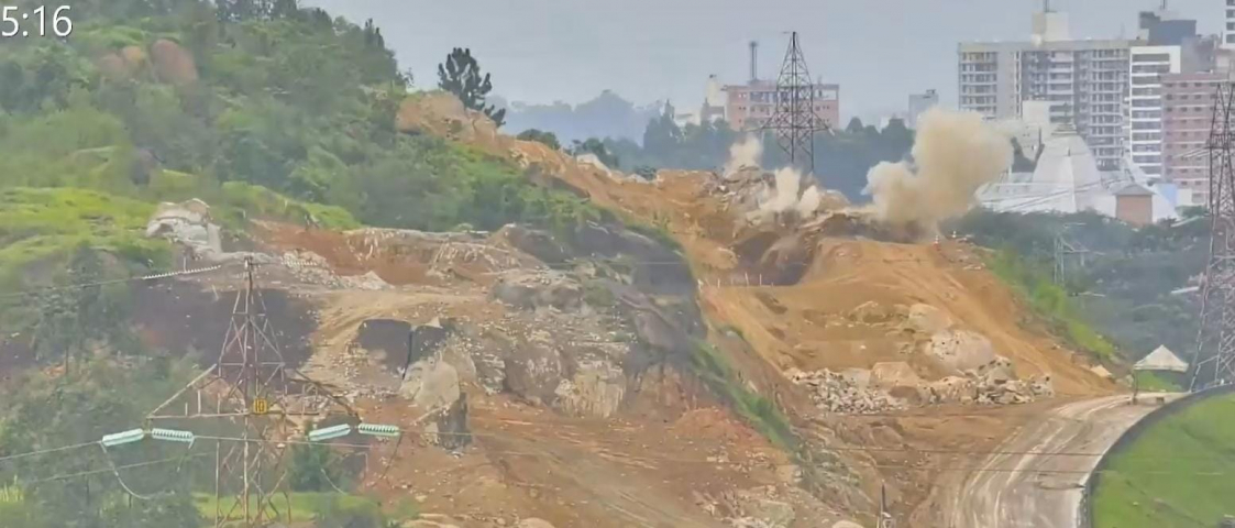 Confira imagens da detonação de rochas nas margens da BR-101 em Capivari de Baixo