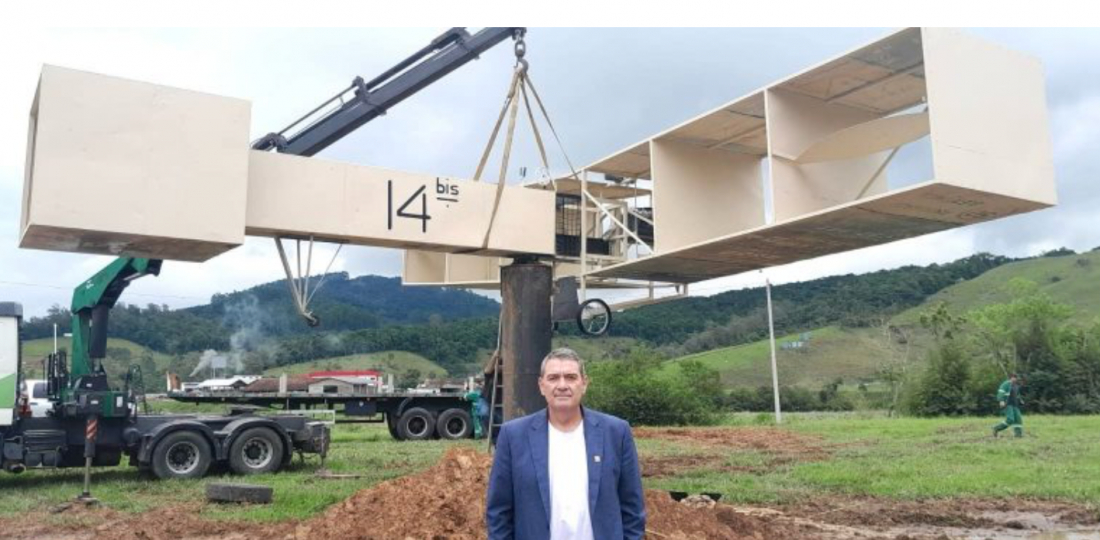 Pedras Grandes instala réplica do tamanho original do 14 Bis