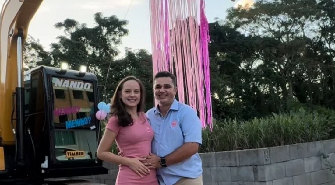 (Vídeo) Casal de SC usa escavadeira para fazer chá revelação de bebê