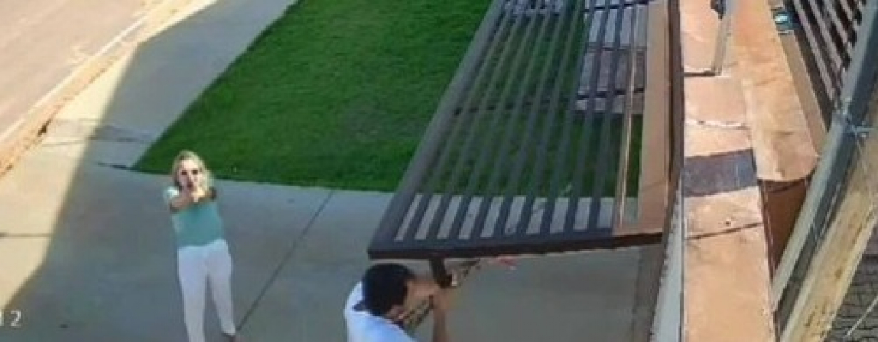 Brasil: mulher suspeita de invadir casa e matar 2 idosos sorriu e apontou arma para câmera antes de fugir