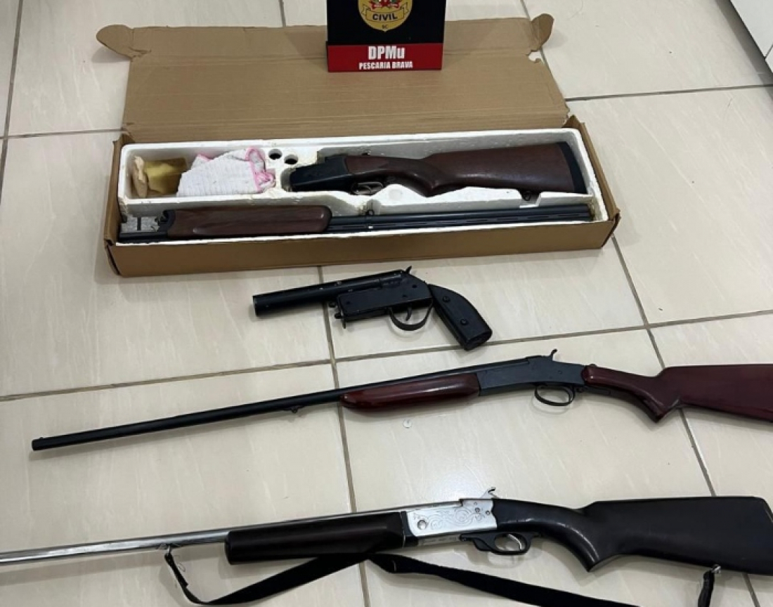 Preso por violência doméstica em Pescaria Brava mantinha ‘arsenal’ em casa