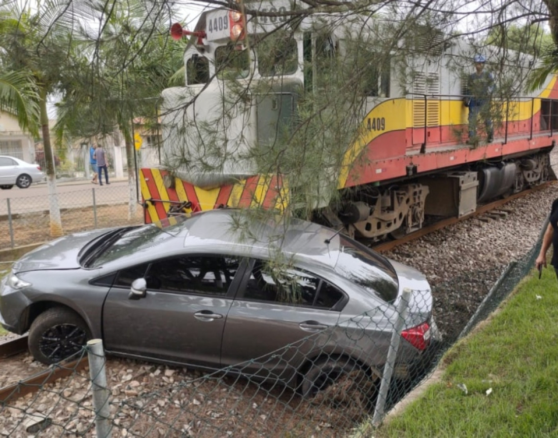 Motorista ignora sinalização e acaba atingido por trem em Sangão