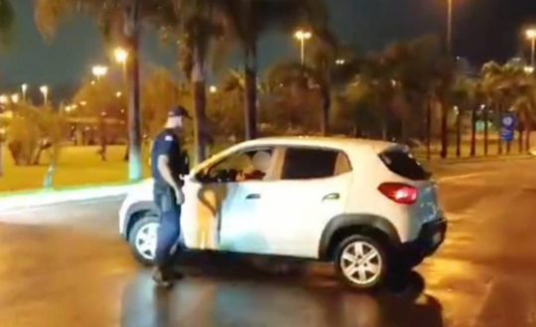 SC: motorista estaciona carro atravessado no meio da rua e ‘tira cochilo’