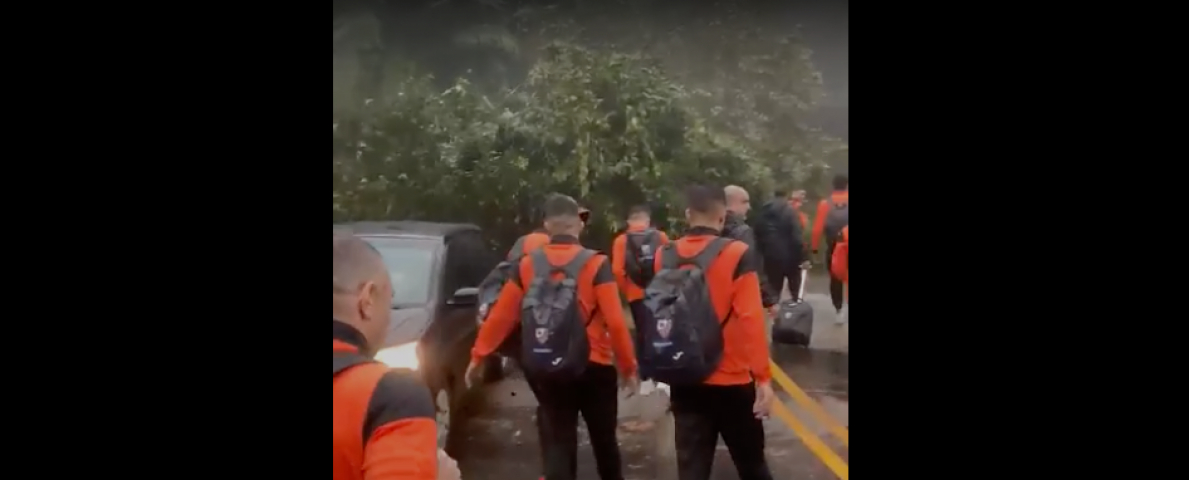 Ônibus da ACBF fica preso em bloqueio no RS e passageiros retornam a pé