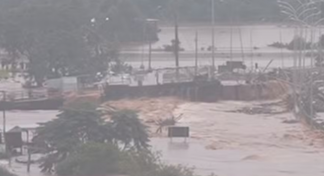 (Vídeo) Após enchente, balsa à deriva atinge ponte no Rio Grande do Sul; veja vídeo
