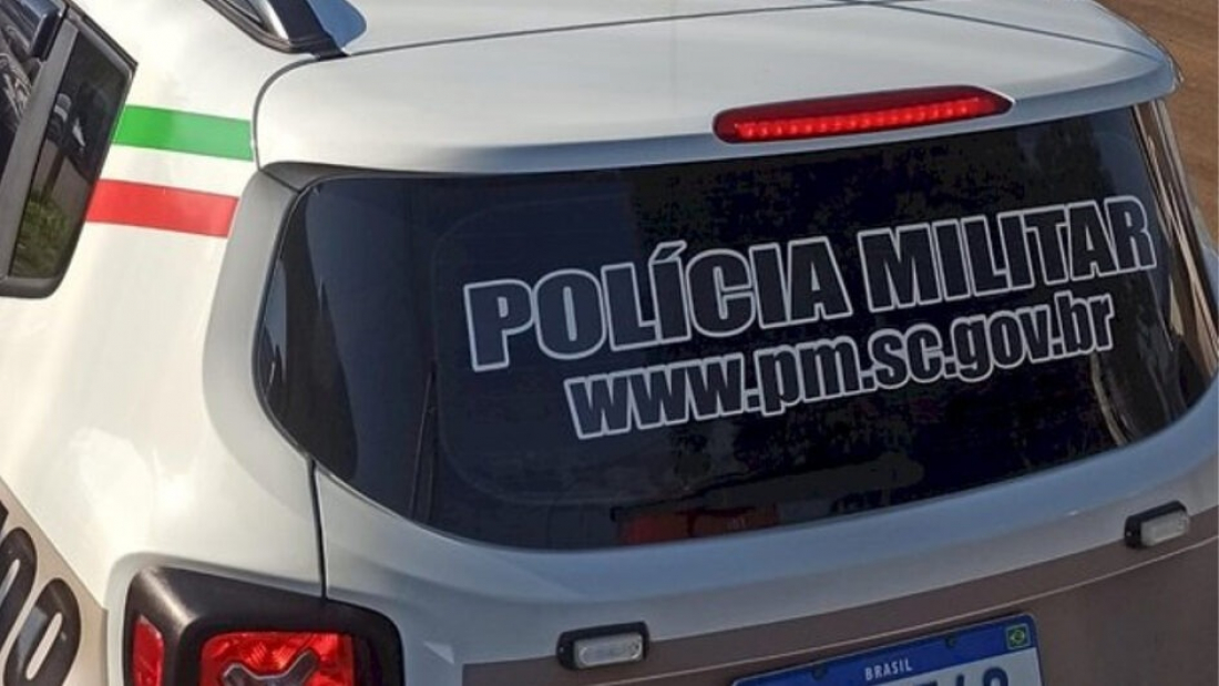 Em SC: mulher é assassinada a facadas na frente dos filhos