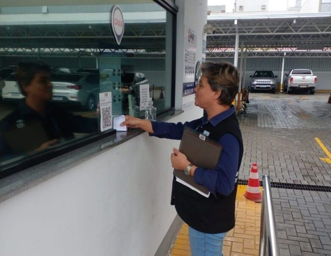 Procon promove fiscalização em 60 estacionamentos de Tubarão