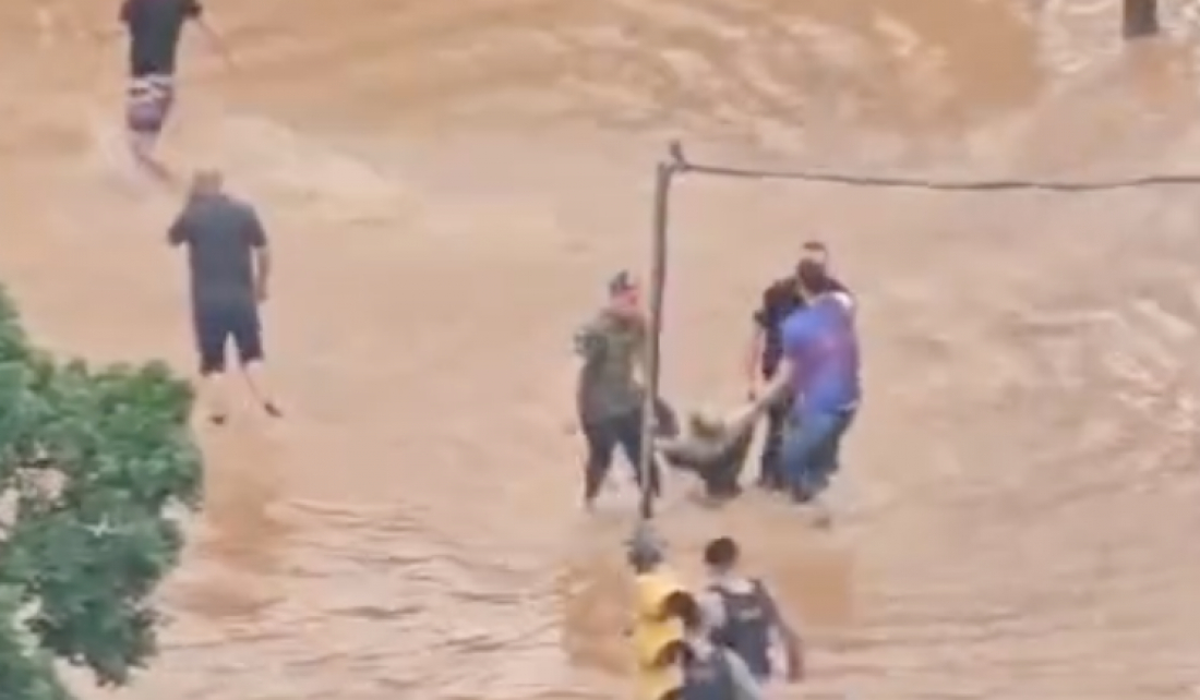 Vídeo impressionante mostra homens salvando uma das vítimas da explosão no posto em Porto Alegre