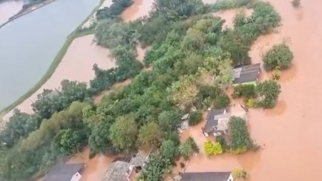 Milhares de ilhados e fake news marcam 4º dia de maior desastre do RS