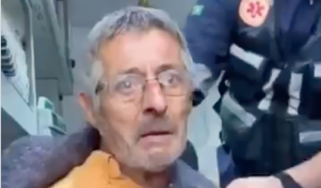 (Vídeo) Senhor sobreviveu 3 dias em cima de forro e ainda salvou 9 gatinhos 