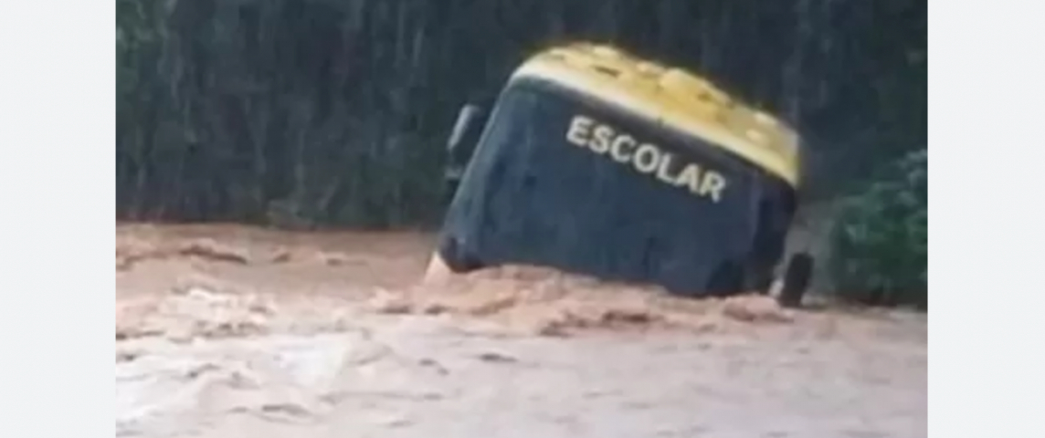 Em SC: Ônibus escolar com 12 alunos cai em vala e é 'engolido' por água