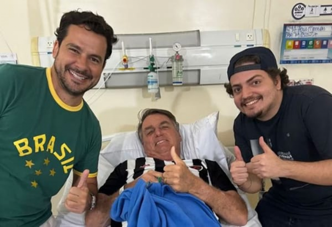 Bolsonaro é transferido em UTI aérea de Manaus para hospital em SP