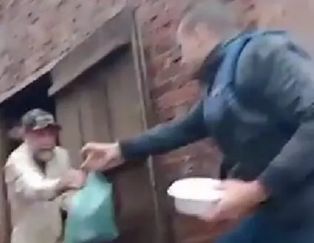 “Com quem eu acerto?”: idoso agradece entrega de mantimentos e retribui com cacho de bananas