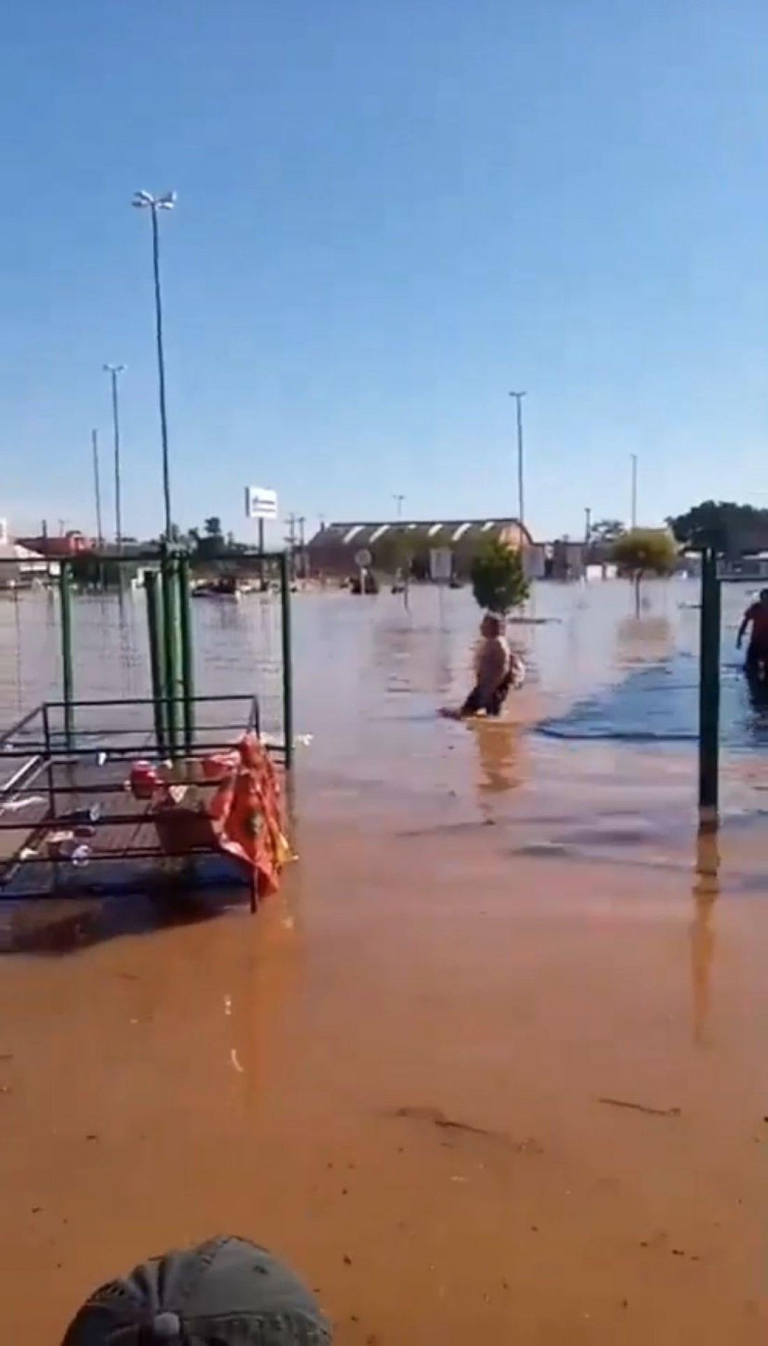 RS enfrenta assaltos e saques durante cheias