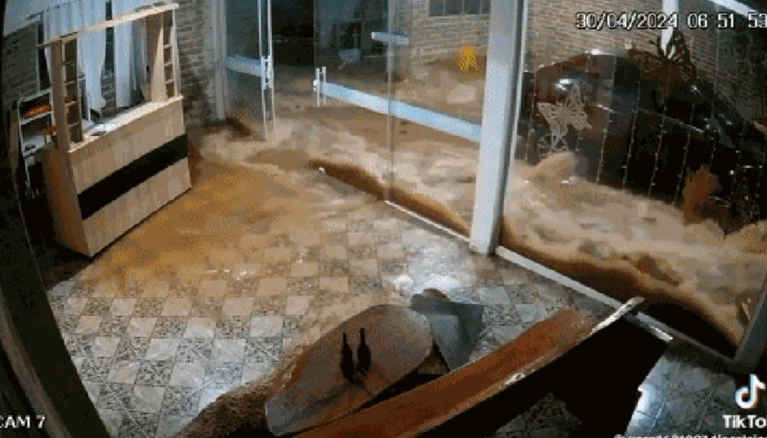 Rio Grande do Sul: vídeo mostra momento assustador em que a água invade e inunda casa em poucos minutos; veja