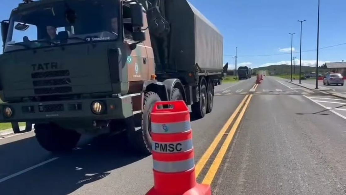 Trânsito na Serra do Rio do Rastro é bloqueado para passagem de comboio militar para o RS