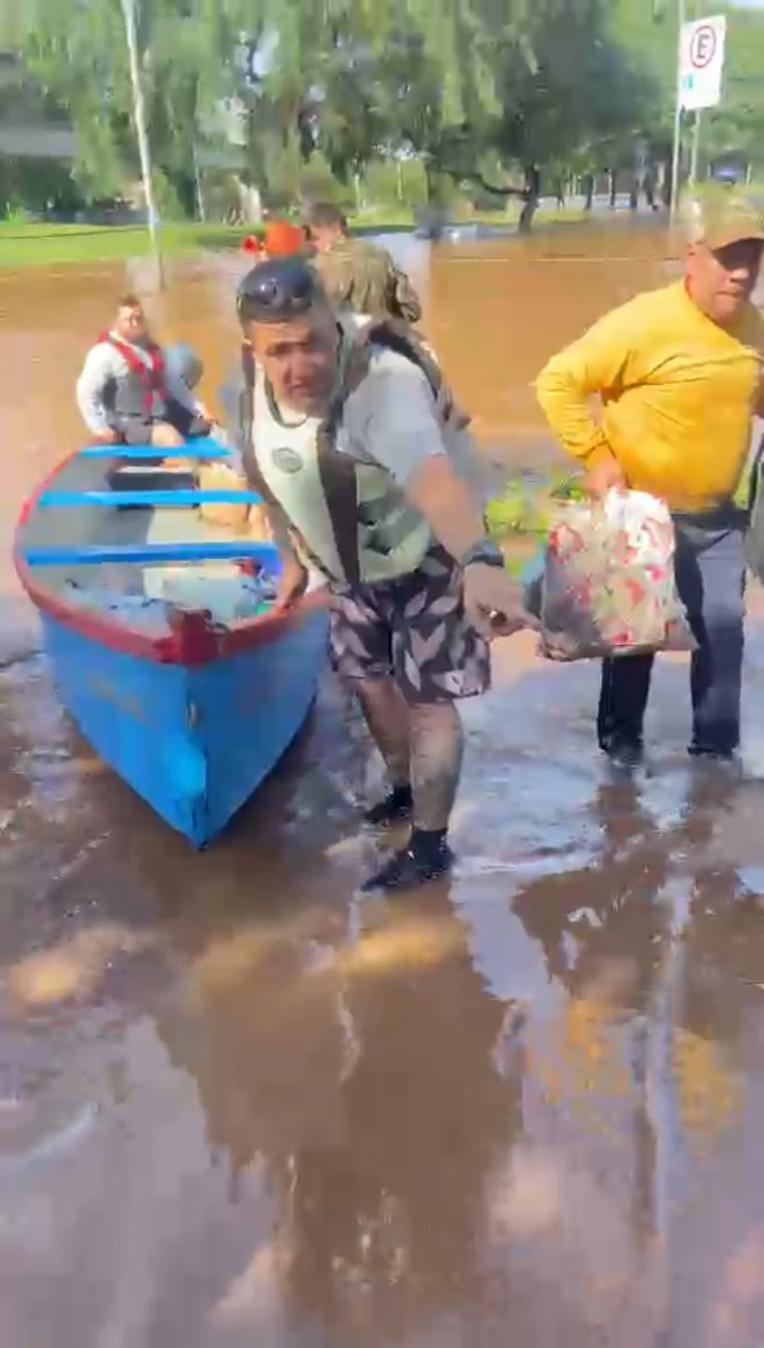 RS: membros de torcida organizada do Hercílio Luz auxiliam nos resgates