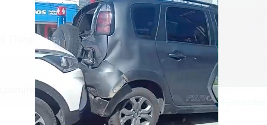 (Vídeo) Veículo é 'prensado' entre outros dois durante acidente em Tubarão