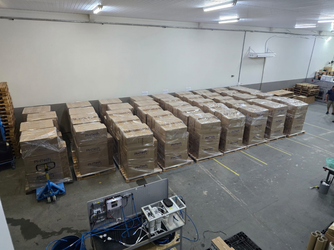 (Vídeo) 220 purificadores de água enviados por Felipe Neto chegam ao RS; veja funcionamento