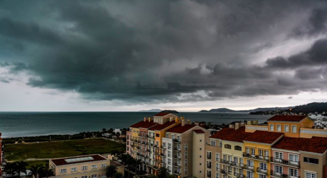Frente fria chega a SC, com condições para temporais e chuva intensa nos próximos dias