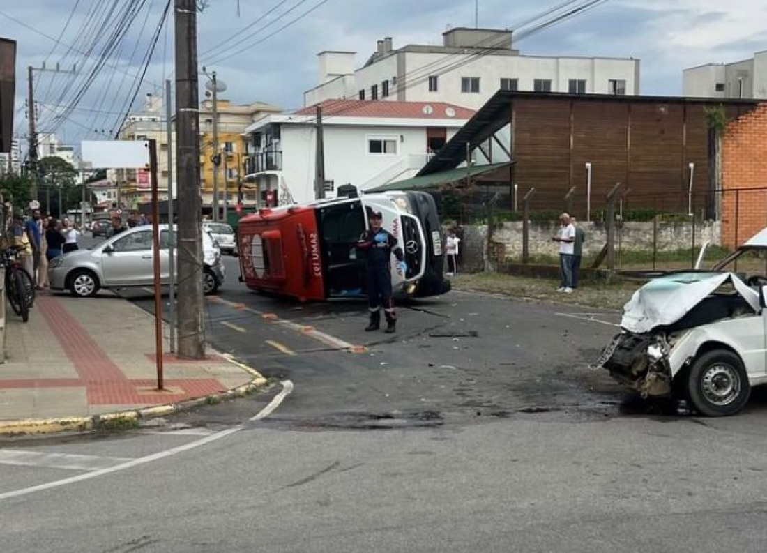 (Vídeos) Veículo colide com SAMU, que acaba tombando em esquina de Tubarão