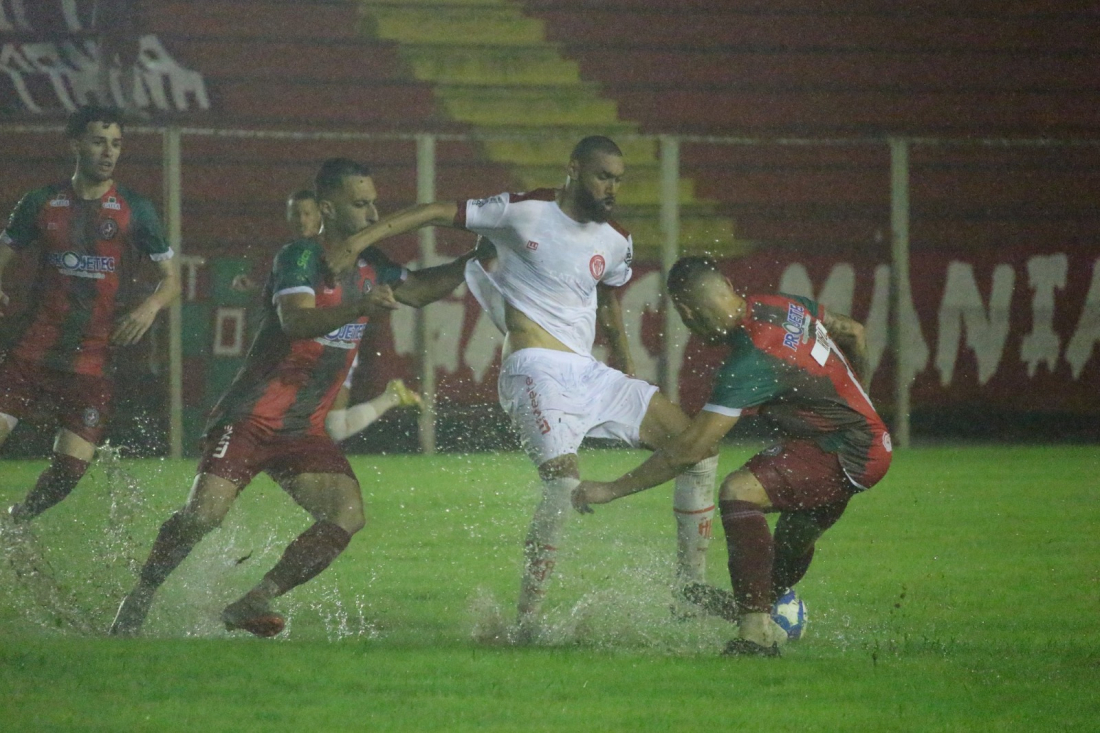Sob muita chuva, Hercílio Luz e Concórdia ficam no empate no Aníbal Costa