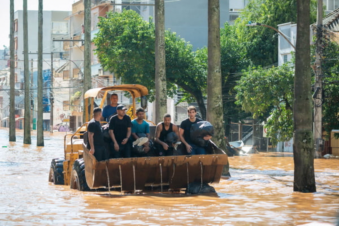 Famílias atingidas por enchentes no RS vão receber R$ 2 mil vindos de doações ao estado