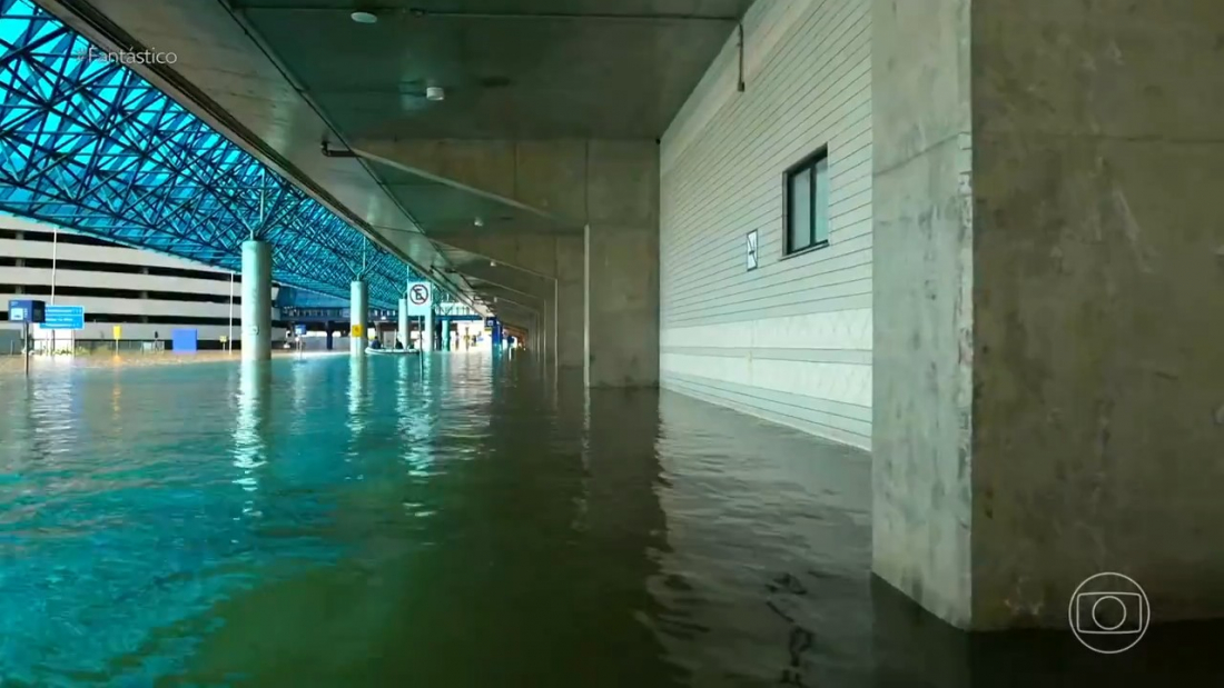 Cheiro forte, bichos mortos, 2 metros de água: como ficou o Aeroporto de Porto Alegre, fechado após enchente