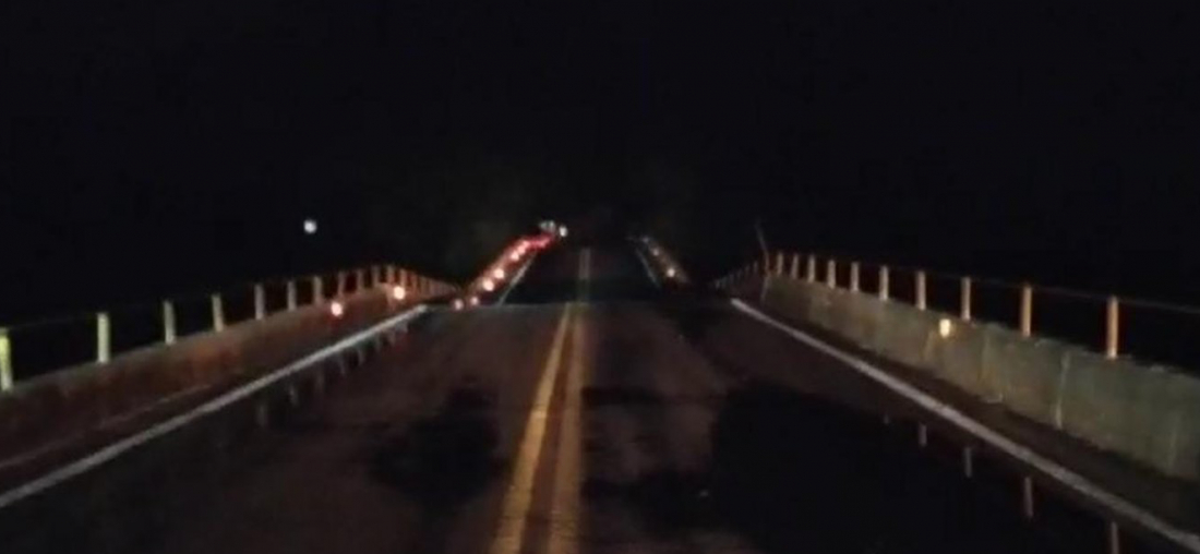 (Vídeo) Ponte que liga Caxias do Sul e Nova Petrópolis cede durante cheia do Rio Caí