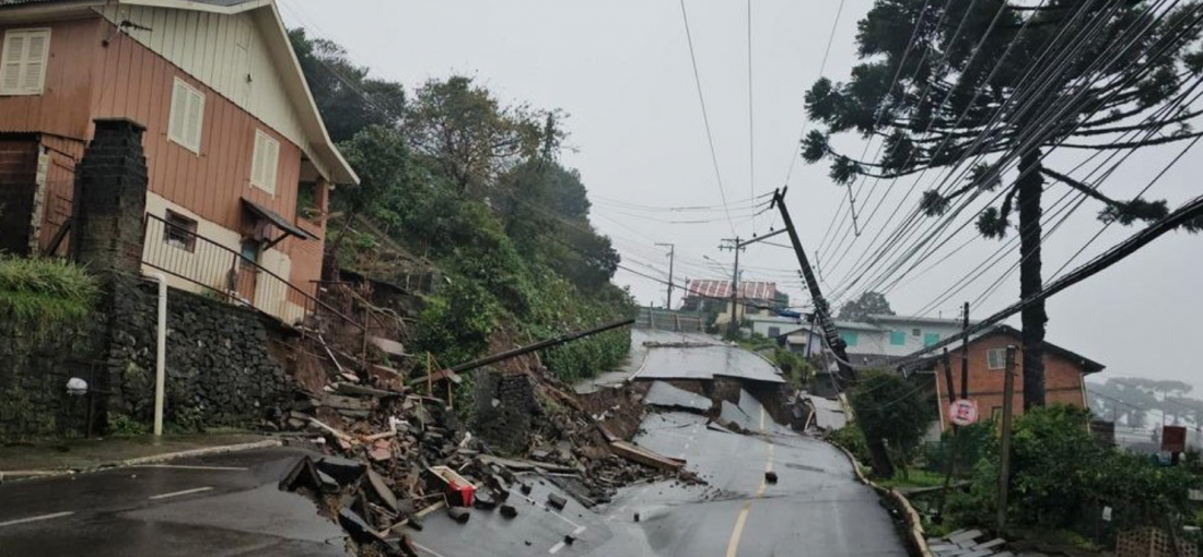 VÍDEO: Chuvas fazem asfalto ceder e causam desmoronamento em Gramado (RS)
