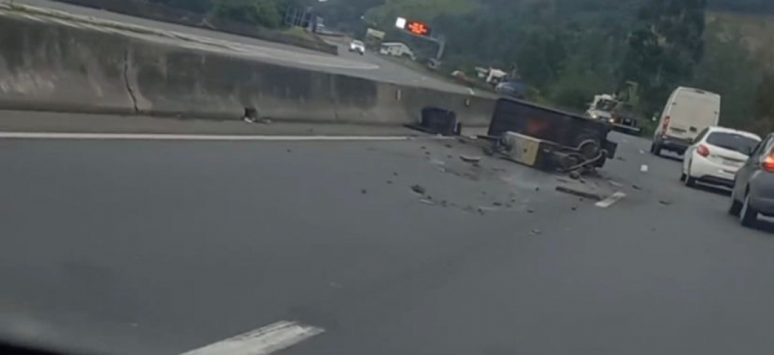 (Vídeo) 'Livramento': peça se solta de caminhão e quase causa acidente na BR-101 em Tubarão