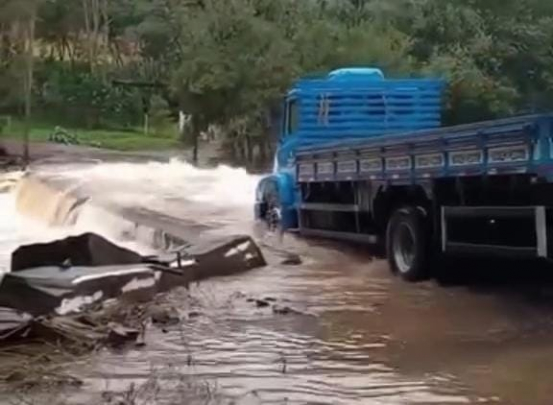 Rio da Prata passa por cima de ponte que divide Nova Prata e Protásio Alves