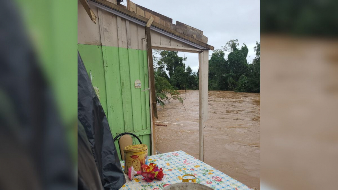 SC: fortes chuvas fazem casa desabar e ser arrastada pela correnteza