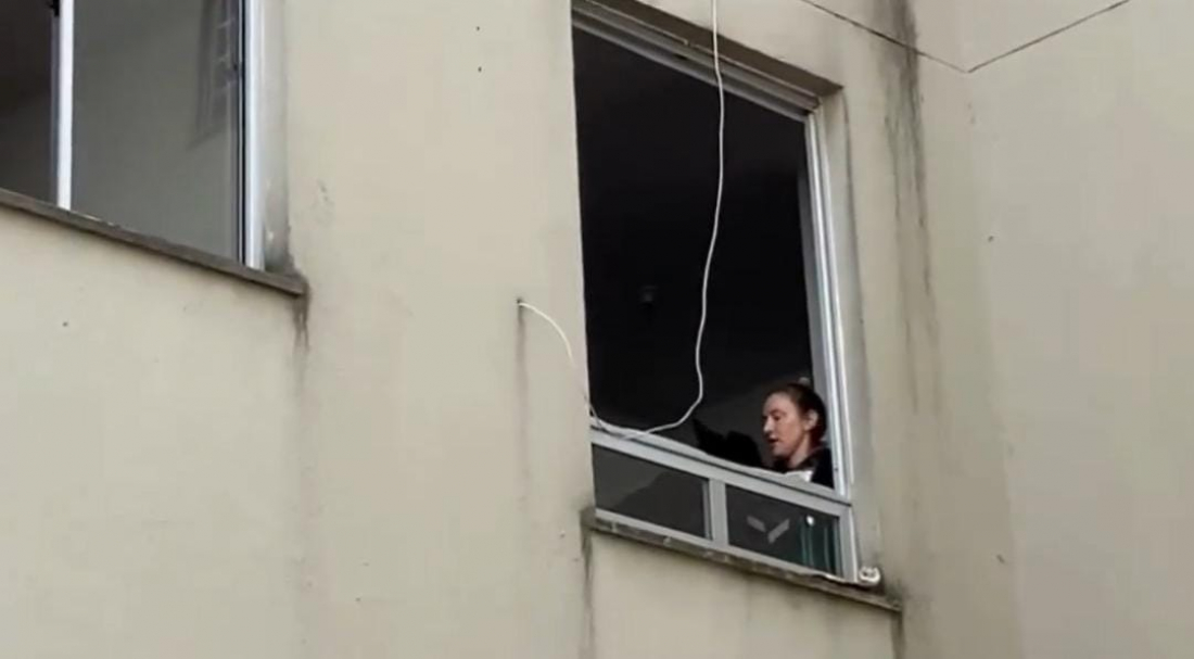 Cavalo preso no 3º andar de casa aguarda resgate no RS