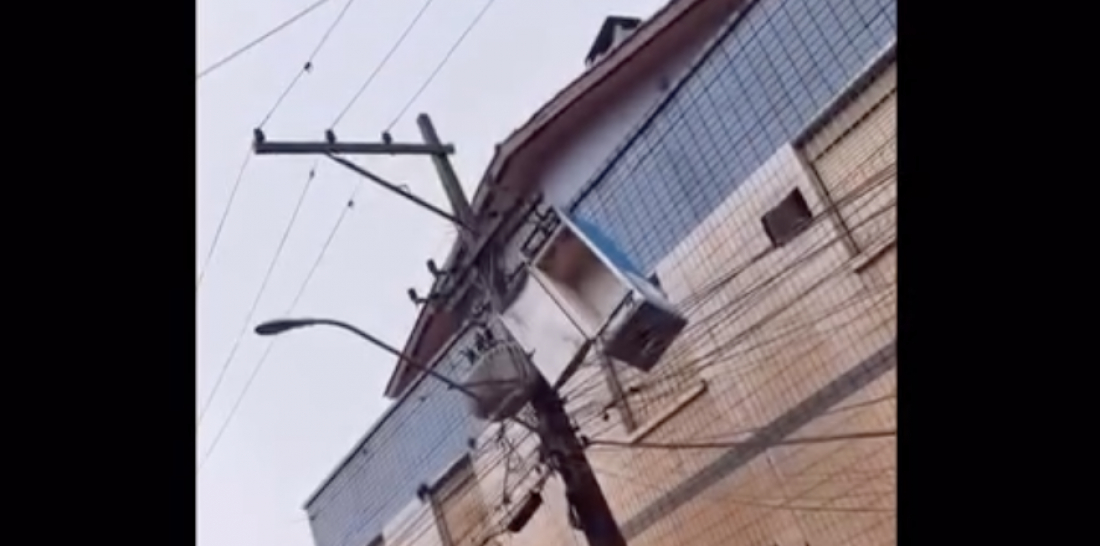 (Vídeo) Em Lageado/RS, água baixa e revela geladeira pendurada no poste de eletricidade