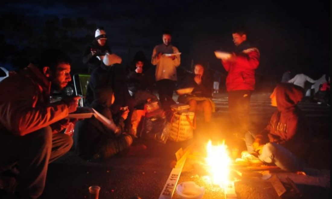Desabrigados fazem fogueira para fugir de frio brutal de 1°C no RS