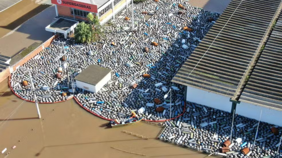 RS: contenção é instalada para evitar que botijões de gás sejam levados pela água