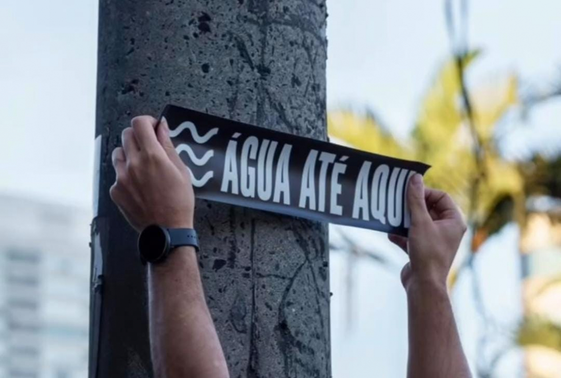 Gaúchos que moram em São Paulo colam adesivos que mostra onde nível da água estaria na Av. Paulista