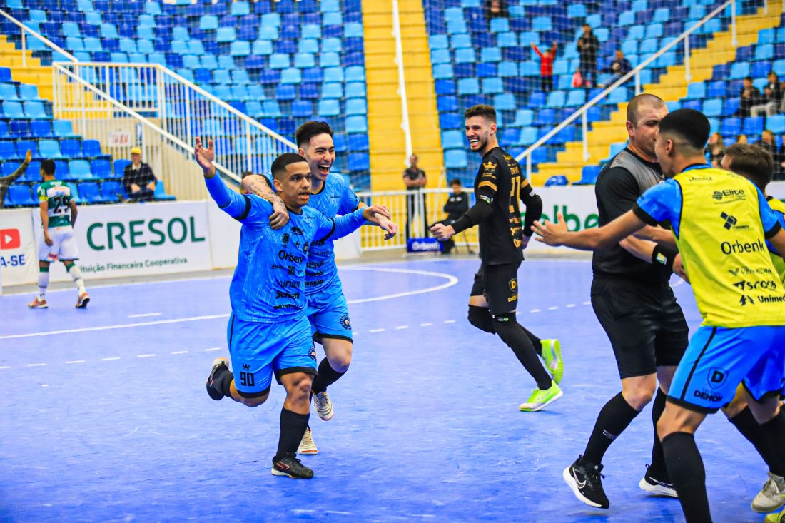 Sai, zika! Tubarão Futsal vence a primeira pela LNF em casa