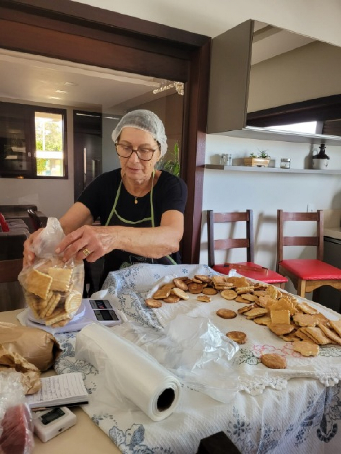 Mulheres catarinenses produzem bolachas para atingidos pelas cheias no RS