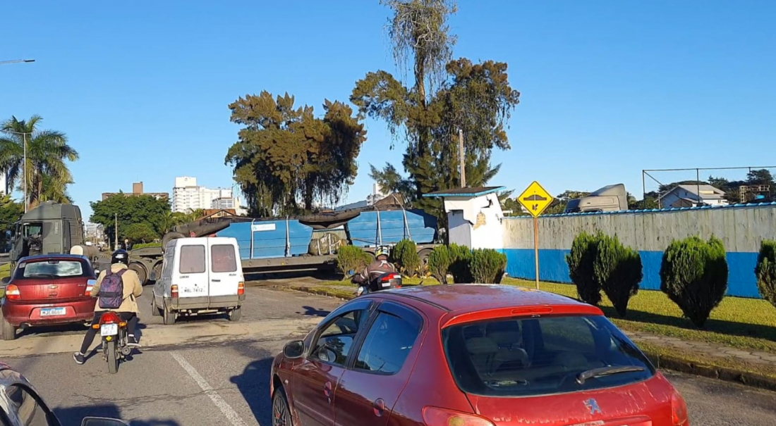 (Vídeo) Caminhão do exército colide com guarita em Tubarão e trânsito é interrompido