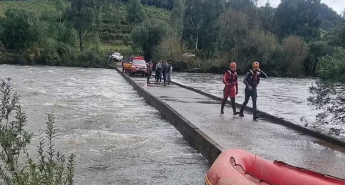Chuvas em SC: funcionário é arrastado e desaparece no rio após carro de empresa cair de ponte alagada