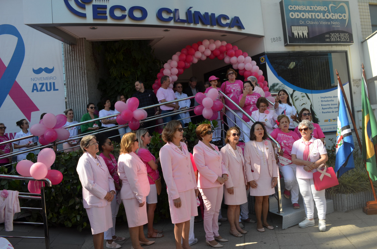 Cor rosa invade avenida na abertura da campanha de prevenção ao câncer de mama, em Tubarão