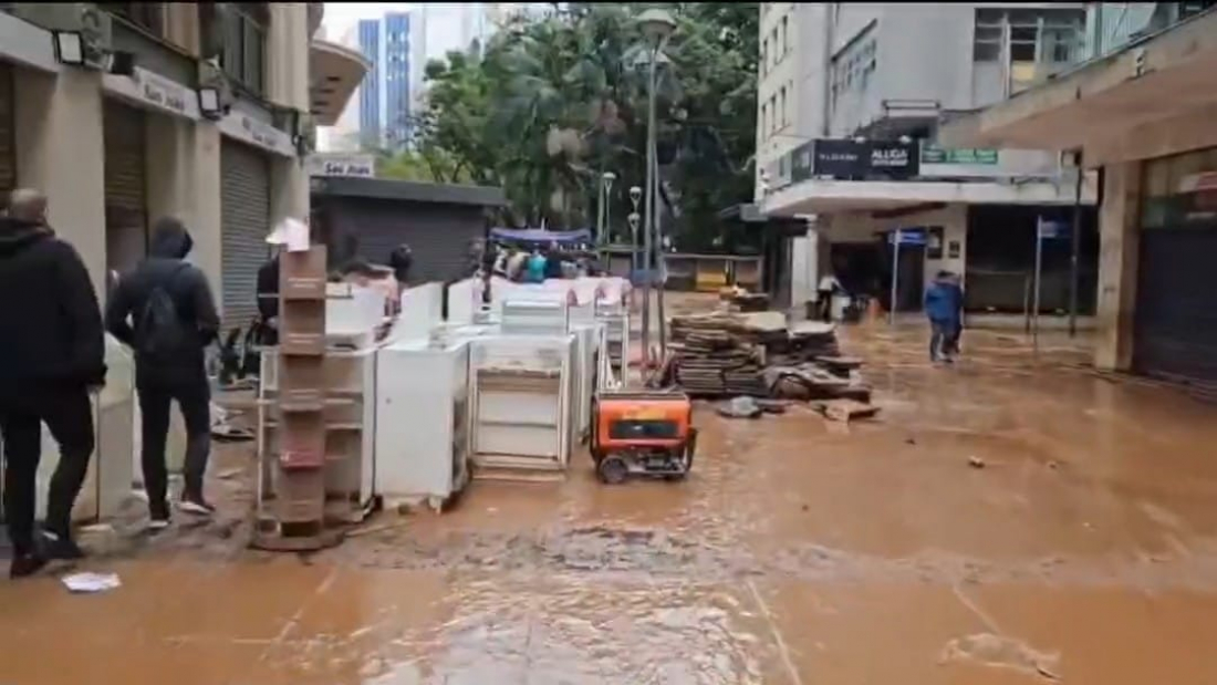 Guaíba recua em Porto Alegre e bares convocam mutirão de limpeza