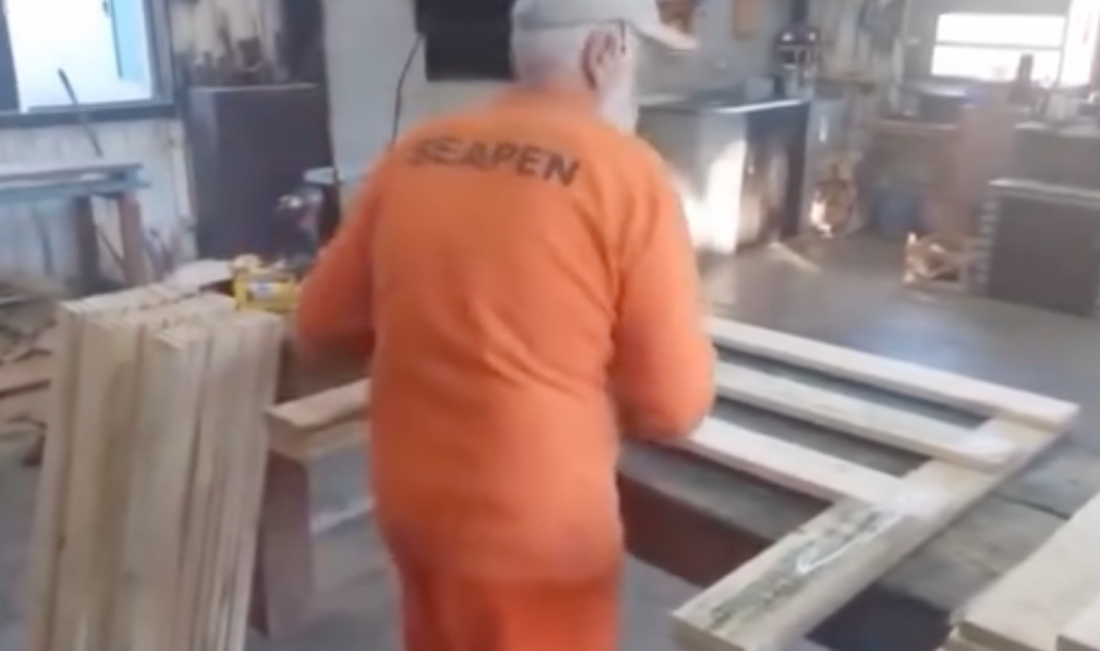 Detentos do sistema prisional do RS fabricam móveis para vítimas das cheias