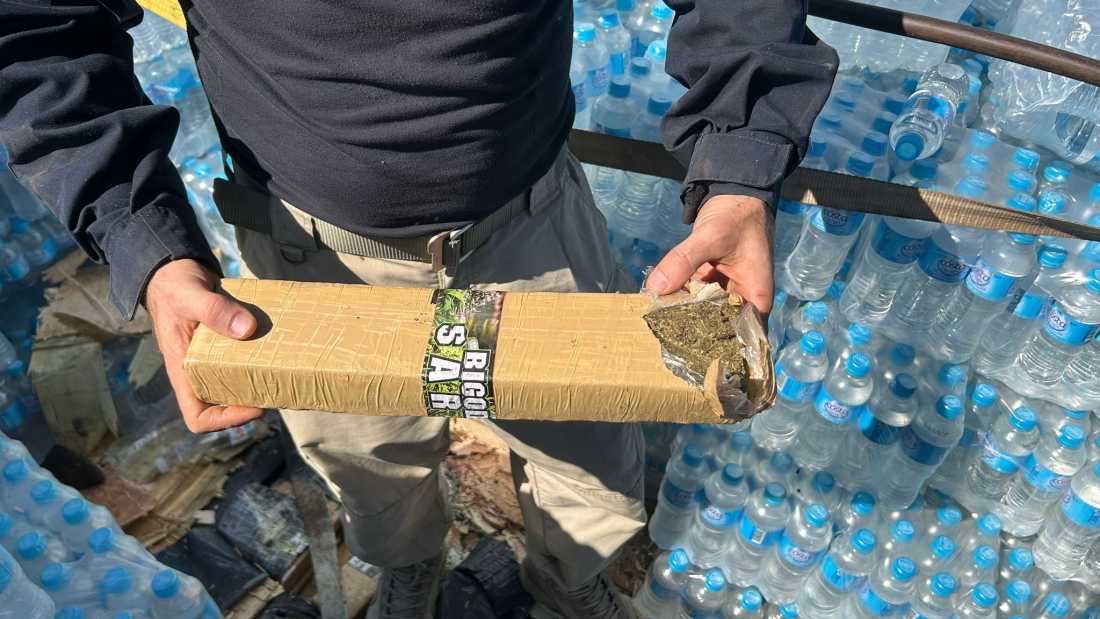 Em SC: PRF apreende toneladas de maconha em carreta com donativos para o RS