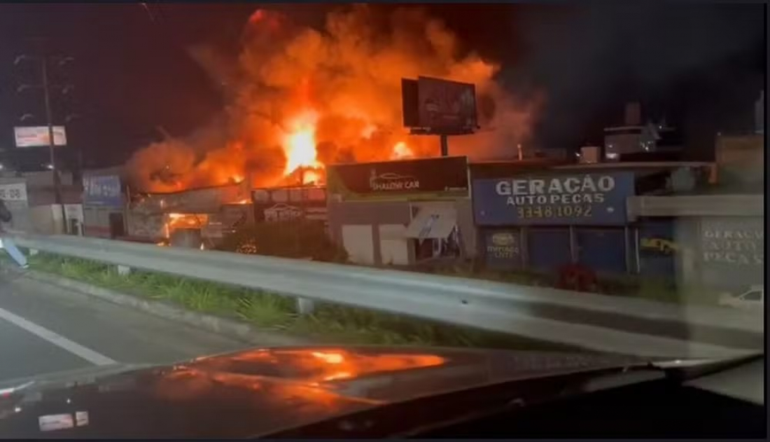 Incêndio de grandes proporções atinge galpões em Florianópolis
