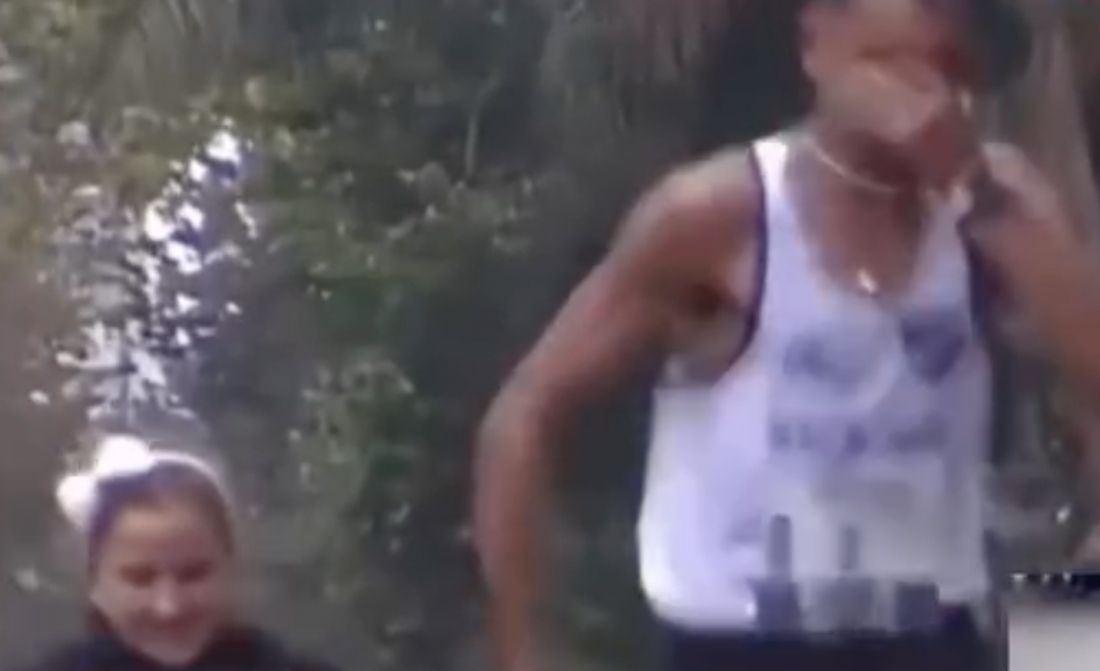 (Vídeo) Emocionante: filha entra de surpresa em maratona para dar força ao pai até a linha de chegada