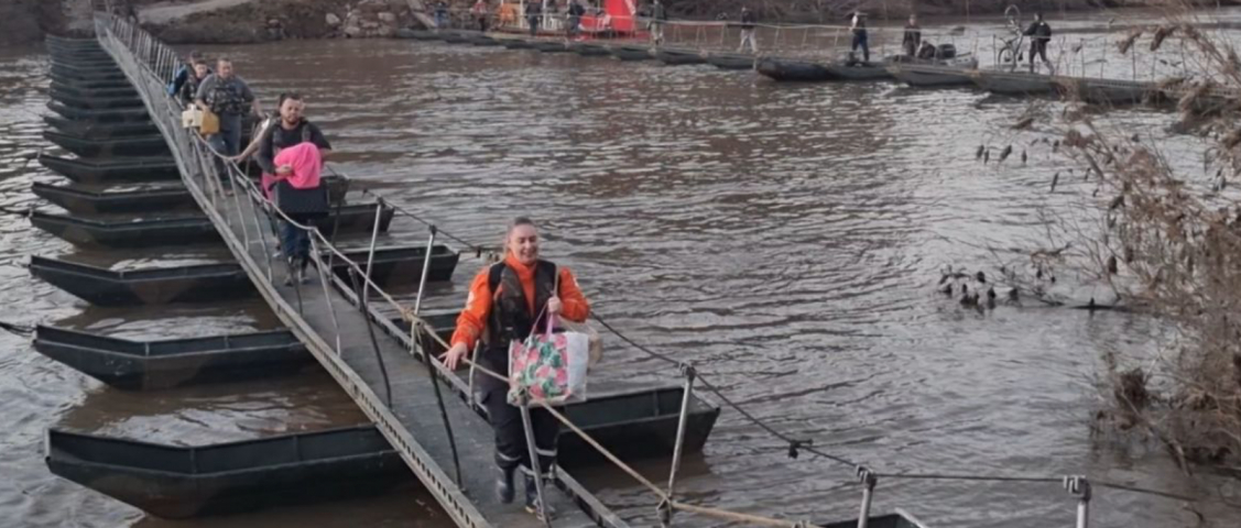 Batalhão de SC constrói nova ponte flutuante após enchentes no RS: 'Trabalhamos 24h por dia'